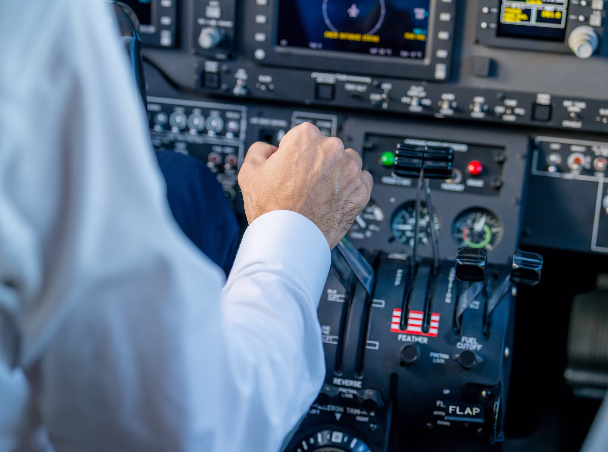 Le pilote de Chronos au commande de l'avion, vu de dos avec les instruments de bord en arrière-plan