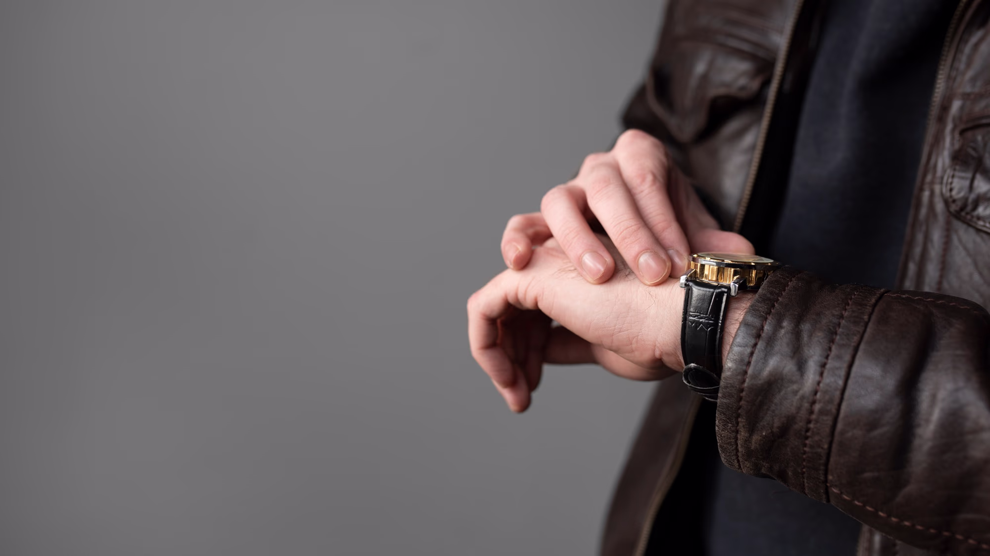 Un homme porte une montre de luxe au poignet